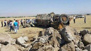 Muş'ta yola döşenen bomba askeri aracı ikiye ayırdı: 12 yaralı