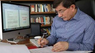 Davutoğlu'nun masasındaki son anket AKP'ye moral kaynağı oldu