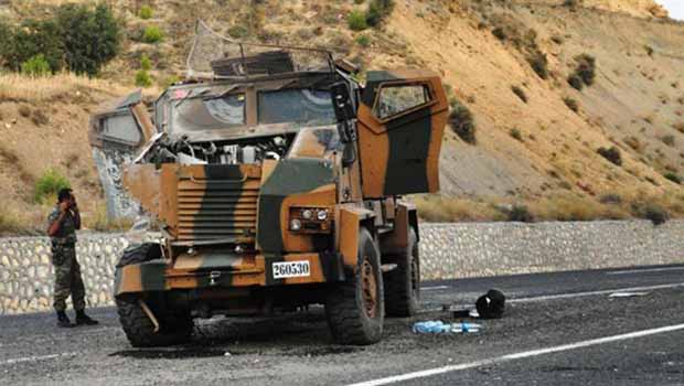 Hakkari'de askeri araca bombalı saldırı: 2 asker yaşamını yitirdi