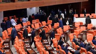 HDP'li vekiller İstiklal Marşı'nın ardından Meclis'i terk ettiler