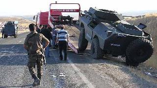 Kamyonetle çarpışan zırhlı polis aracındaki 1 polis öldü, 7'i yaralandı