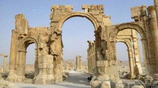 IŞİD Palmyra'daki tarihi kemeri havaya uçurdu