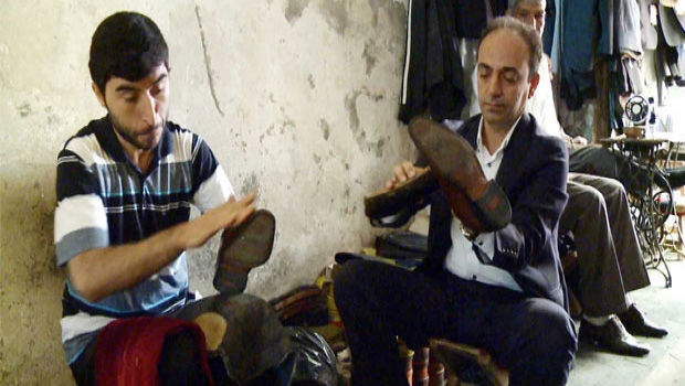 Osman Baydemir esnafla ayakkabı boyadı