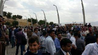 Siyasi partilerin toplantısı halk tarafından protesto edildi