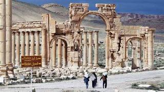 IŞİD insanlarla tarihi birlikte katlediyor