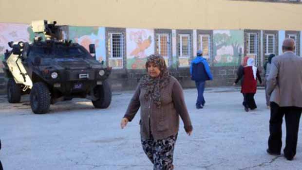 Diyarbakır'da silahların gölgesinde seçim