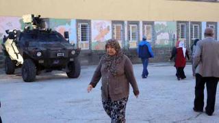 Diyarbakır'da silahların gölgesinde seçim