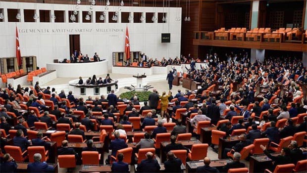 AKP bir milletvekili daha kazandı