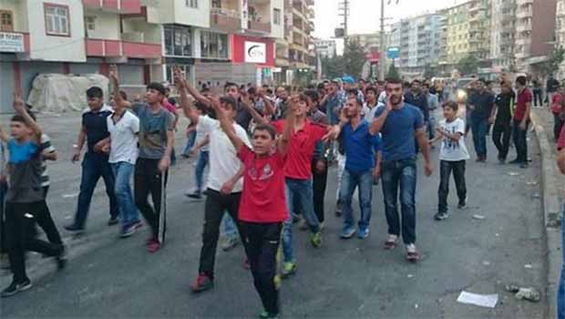 Silvan'da sokağa çıkma yasağı protestosu...