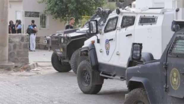 Cizre'de polis 2 kişiyi silahla vurdu