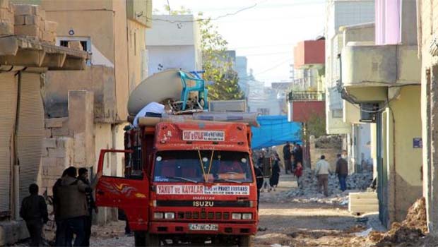 Sokağa çıkma yasakları ve çatışmalar göçe zorladı