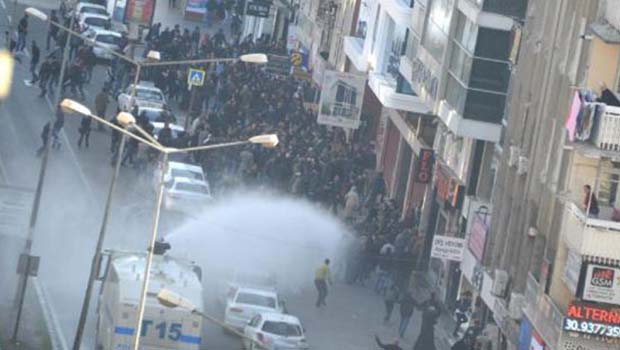 Diyarbakır'da Sur'a yürümek isteyen gruba polis müdahalesi