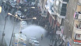 Diyarbakır'da Sur'a yürümek isteyen gruba polis müdahalesi