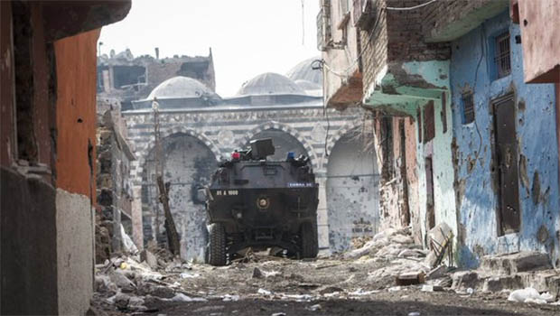 Sur’da patlama; 1’i ağır 4 polis yaralandı