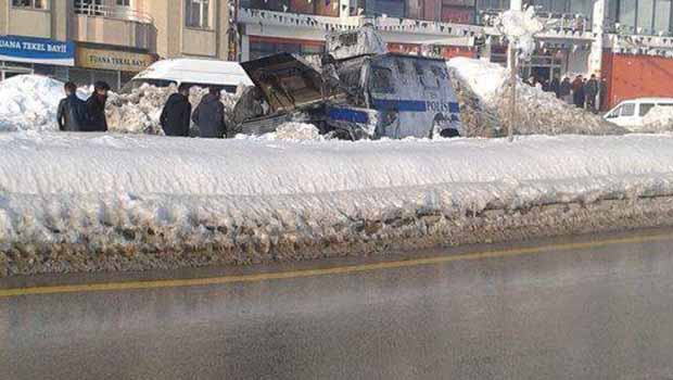 Yüksekova'da patlama: 3 polis yaralı