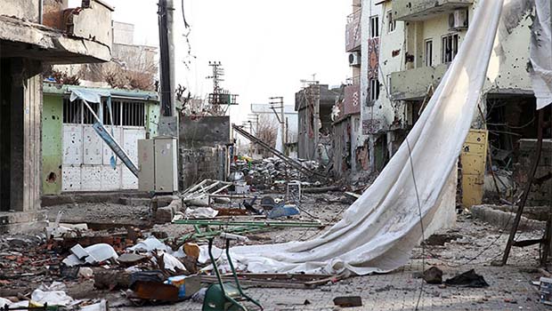 Cizre'de DBP'lilerin bulunduğu eve top mermisi isabet etti: En az 10 yaralı