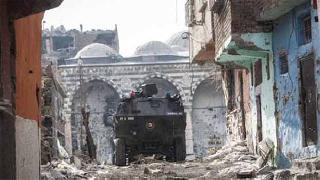 Sur’da yaralanan bir polis daha yaşamını yitirdi