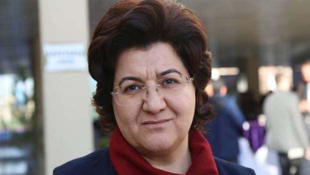 Emine Ayna siyasetten çekildiğini duyurdu