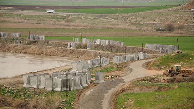 Türkiye, tüm Batı Kürdistan sınırına beton duvar örüyor...