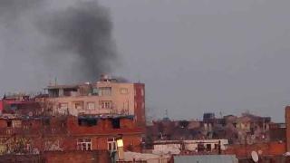 Sur'da sivillerin bulunduğu bina bombalandı