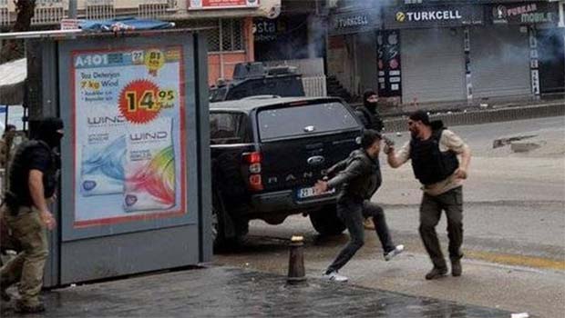 Sur’a yürümek isteyen kitleye Polis saldırdı: Çok sayıda gözaltı var