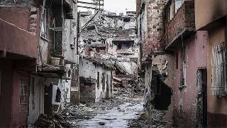 HDP’li vekil: Sur’da sivillere top ateşi açıldı, en az 50 kişi göçük altında