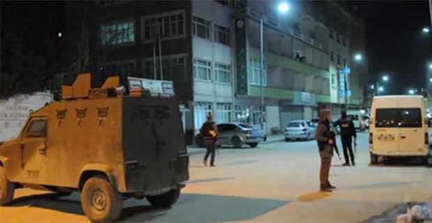 Hakkari'de iki iş yerine ses bombalı saldırı