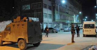 Hakkari'de iki iş yerine ses bombalı saldırı