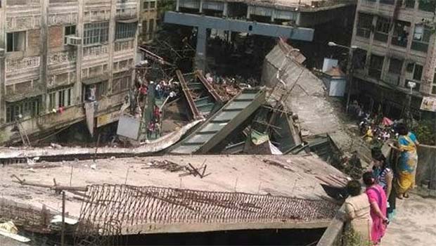 Hindistan’da viyadük çöktü Onlarca kişi hayatını kaybetti