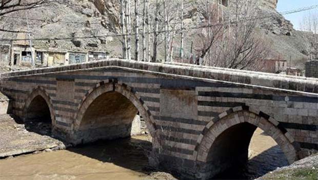 Van'da tarihi köprü yıkılma tehlikesinde