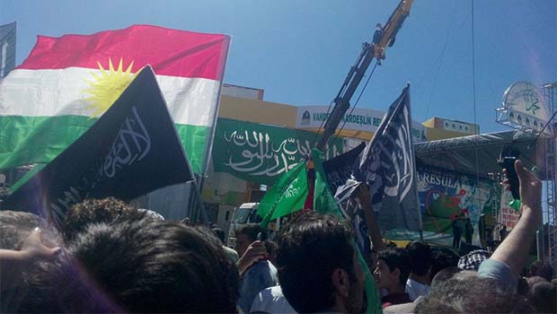 Amed Kutlu Doğum mitinginde Kürdistan Bayrağı gerginliği