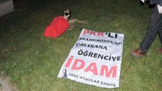 Türkiye'de Irkçılardan idam pankartı!