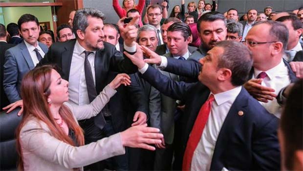 Dokunulmazlık görüşmeleri kavgayla başladı