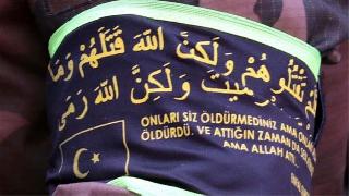 Özel harekatçılar cenazede 'Enfal' ayetli pazu bandı taktı