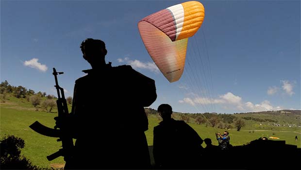 PKK gerillaları yamaç paraşütü yapan gençlere ateş açtı