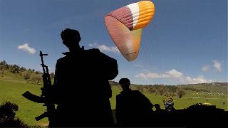 PKK gerillaları yamaç paraşütü yapan gençlere ateş açtı