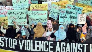 Pakistan'da anne, sevgilisiyle evlenen kızını yakarak öldürdü