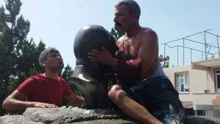 Zorla büst öptürülen İbrahim Çay'a hapis cezası