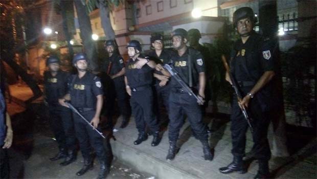IŞİD Bangladeş'te saldırdı. 20 rehine ve 6 terörist öldü.