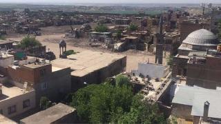 Sokağa çıkma yasağının sürdüğü Sur’da cenazeler çıkmaya devam ediyor