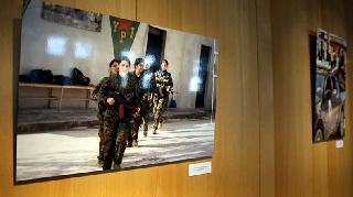 AP'den Türkiye'ye 'Kürt savaşçılar sergisi' yanıtı