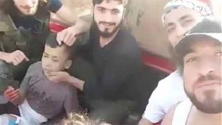 Halep'te, Muhalifler 12 yaşındaki Filistinli bir çocuğun kafasını kestiler