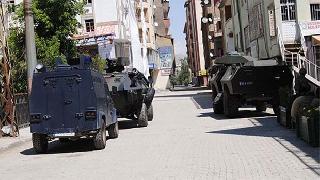 Askeri aracın geçişi sırasında patlama