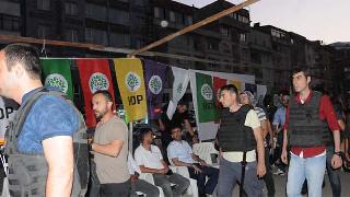 Demokrasi nöbeti tutan HDP’lilerin çadırına polis baskını