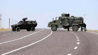 Polis aracına bombalı saldırı