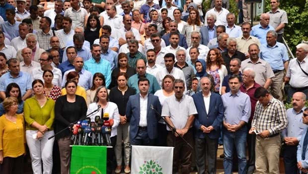 Demirtaş'tan 'kayyım' tepkisi: Erken yerel seçim yapalım