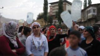Hakkari'de kadınlardan yol kapatma eylemi