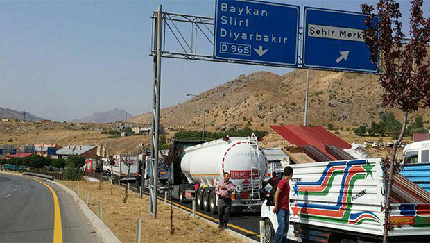 PKK, Bitlis'te yol kesti