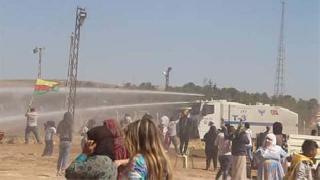 Kobani'de duvar gerilimi: 1 ölü 42 yaralı!