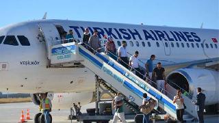 Yüksekova'ya 13 ay sonra ilk yolcu uçağı indi